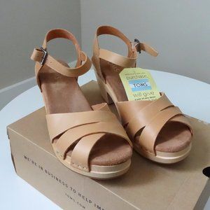 NIB Toms Beatrix Wooden Clog Sandal (Sandstorm)